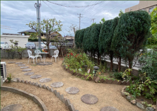 生垣2ｍ×30ｍ・クスノキ等9本剪定・草刈30㎡　＜作業時間目安8時間＞